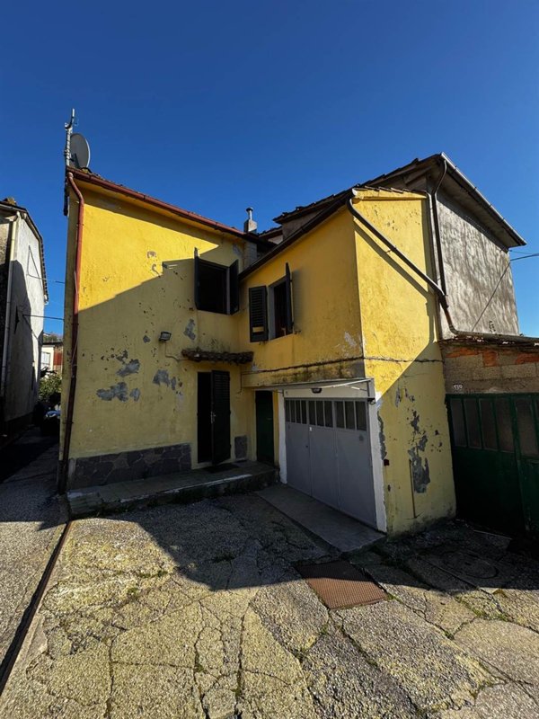casa indipendente in vendita a Pistoia in zona Cireglio
