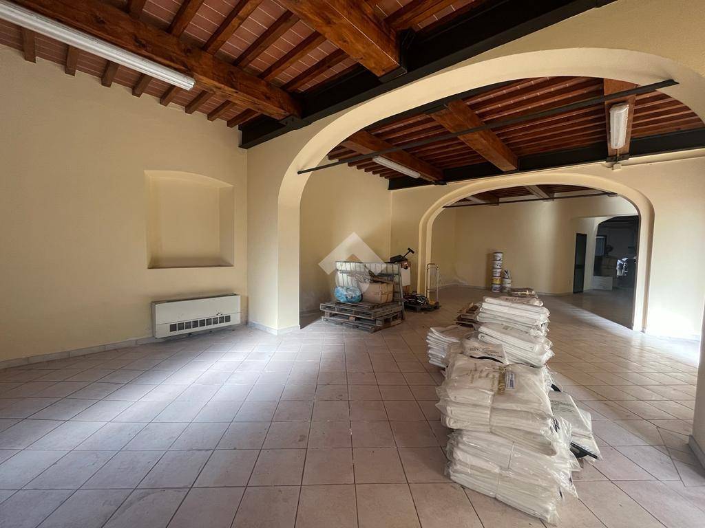 negozio in vendita a Pistoia in zona Centro Città