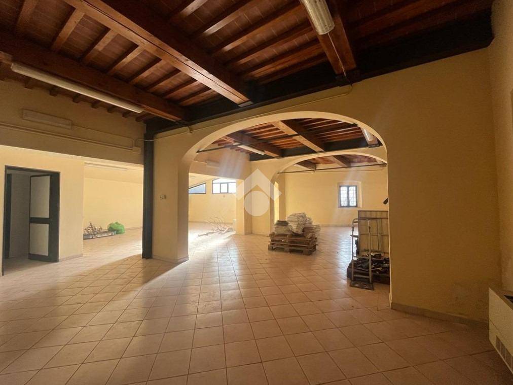 negozio in vendita a Pistoia in zona Centro Città