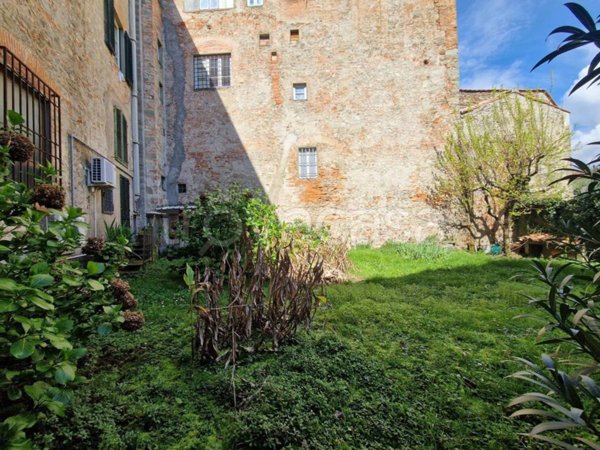negozio in vendita a Pistoia in zona Centro Città
