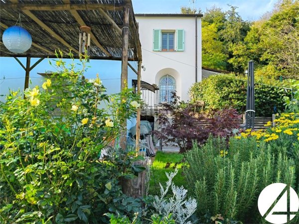 casa indipendente in vendita a Pistoia in zona Cireglio