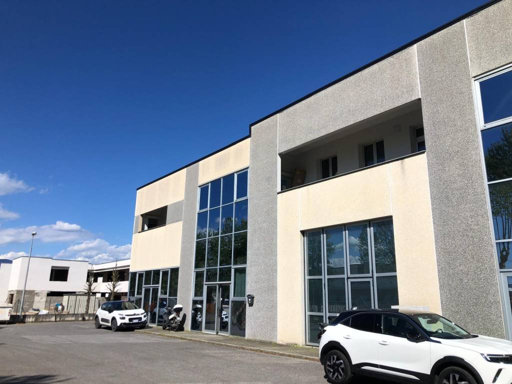 locale commerciale in vendita a Pistoia in zona Spazzavento