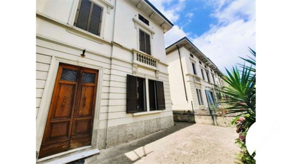 casa indipendente in vendita a Pistoia in zona Stadio