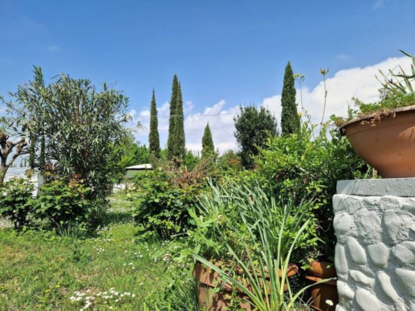 casa indipendente in vendita a Pistoia in zona Bottegone