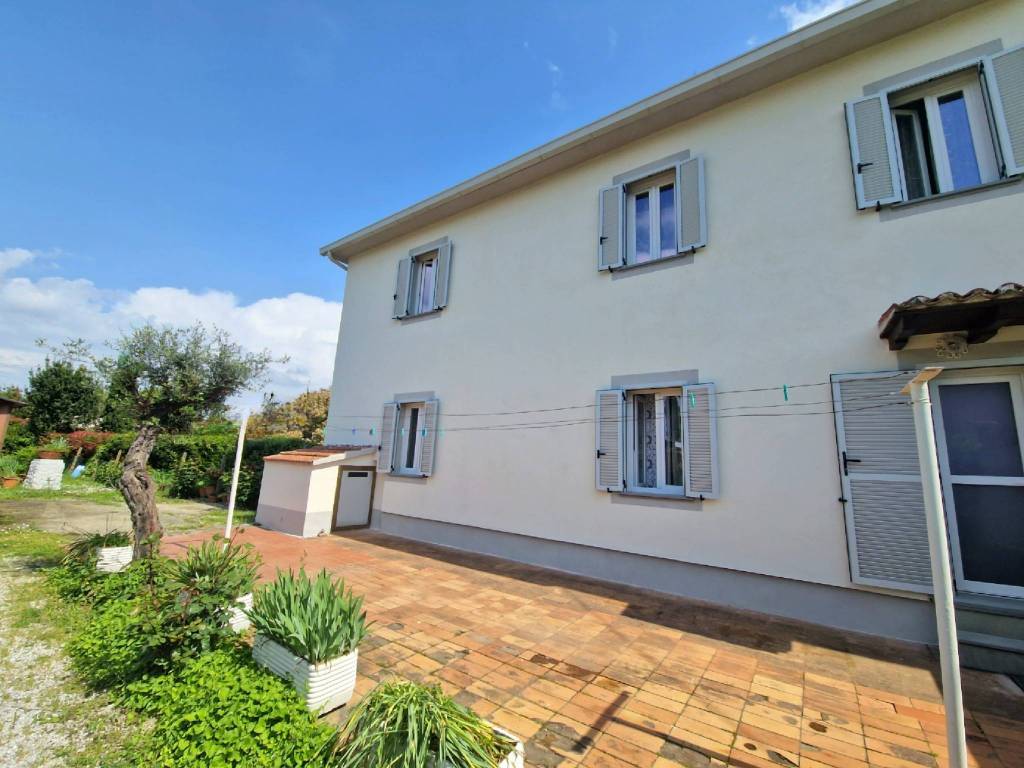 casa indipendente in vendita a Pistoia in zona Bottegone