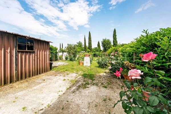 casa indipendente in vendita a Pistoia in zona Bottegone