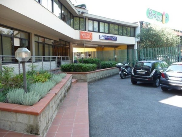 locale commerciale in vendita a Pistoia
