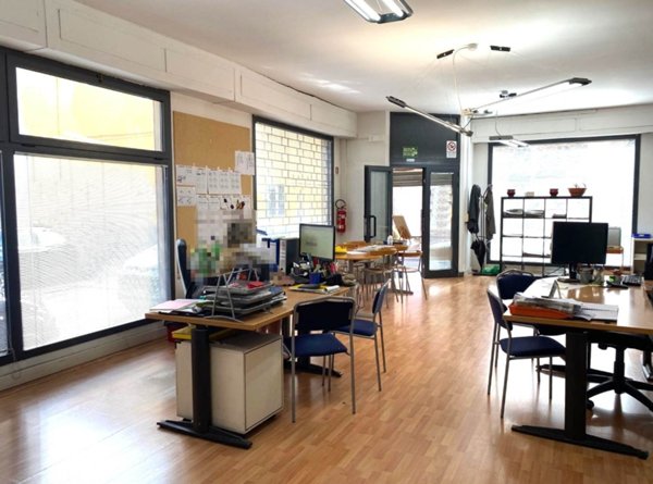 negozio in vendita a Pistoia in zona Centro Città