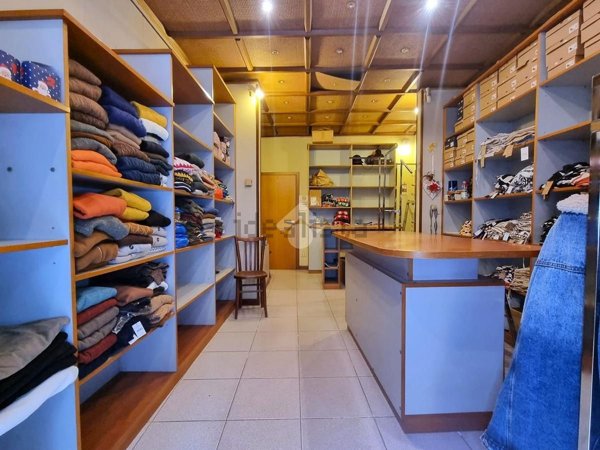 negozio in vendita a Pistoia in zona Centro Città