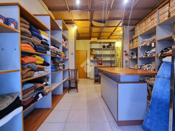 negozio in vendita a Pistoia in zona Centro Città