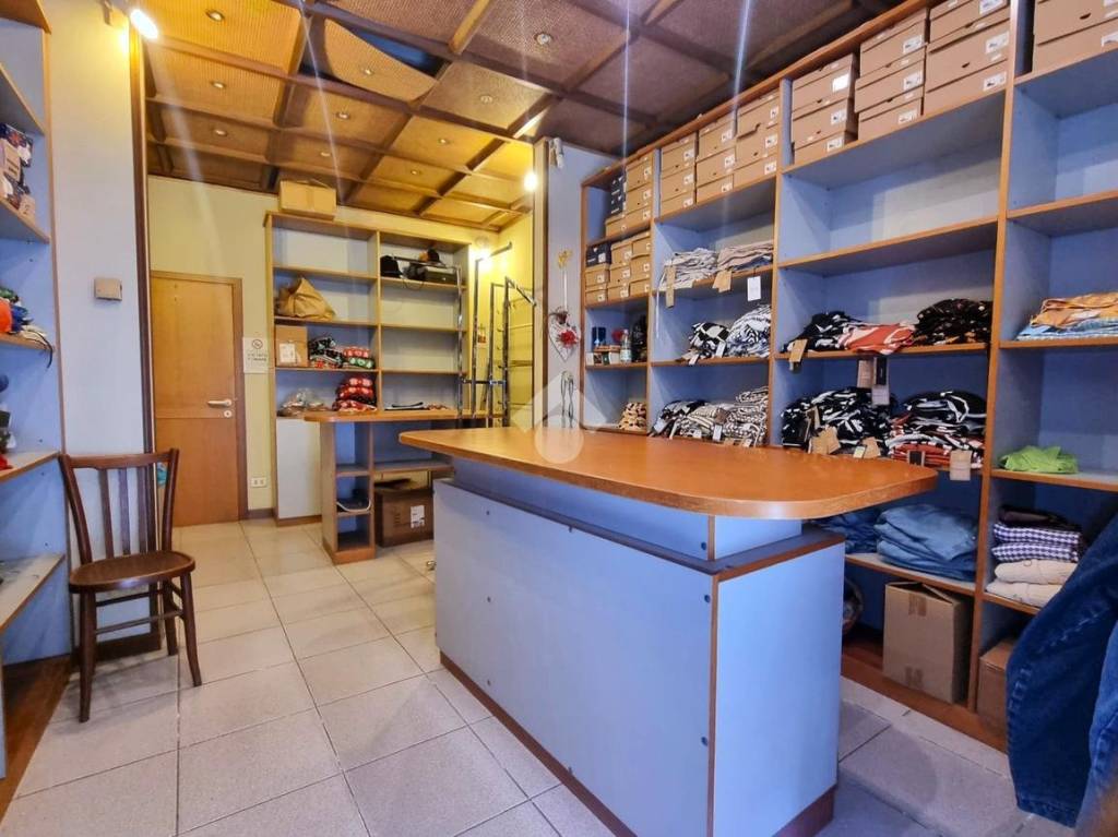 negozio in vendita a Pistoia in zona Centro Città