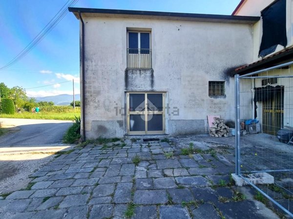locale di sgombero in vendita a Pistoia in zona Bottegone