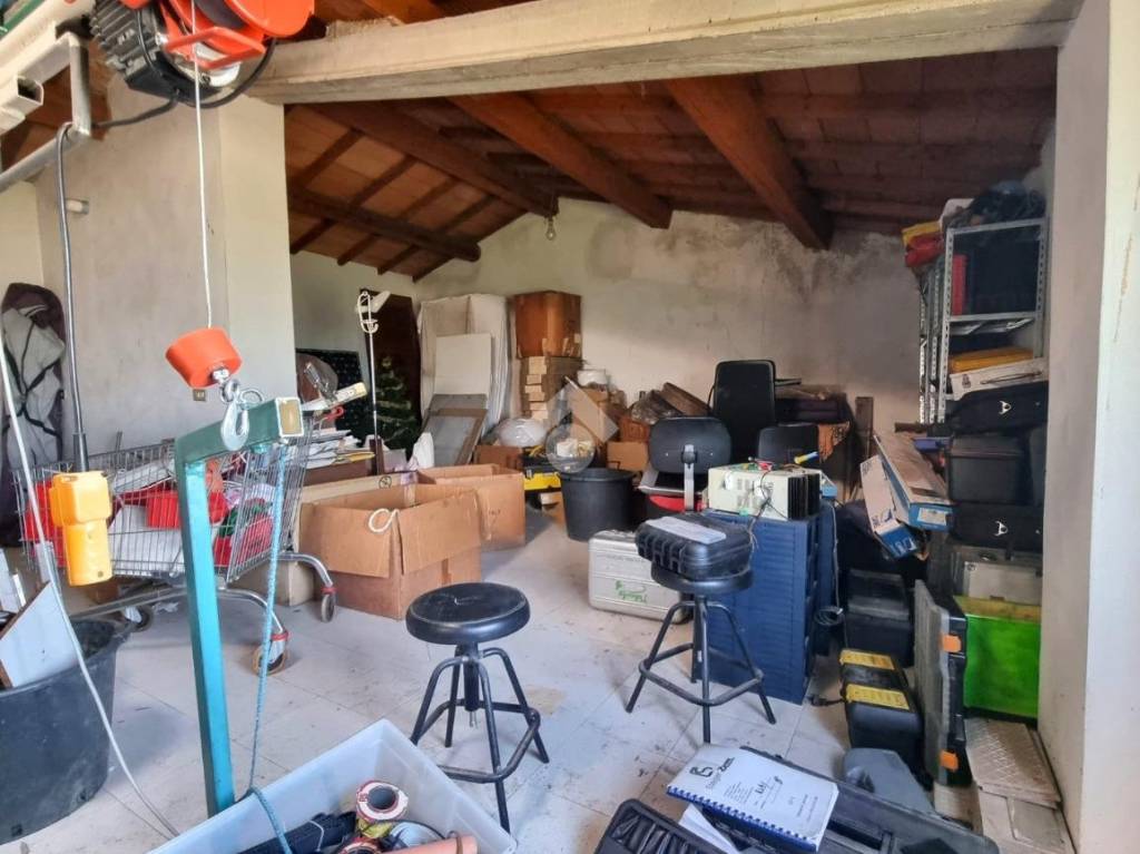 locale di sgombero in vendita a Pistoia in zona Bottegone