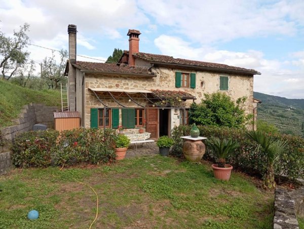 casa indipendente in vendita a Pistoia in zona Centro Città
