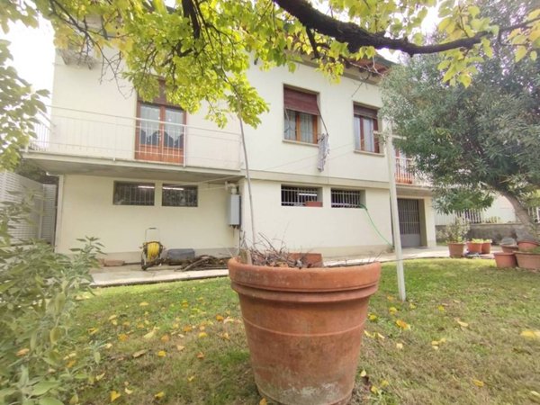 casa indipendente in vendita a Pistoia in zona Bottegone