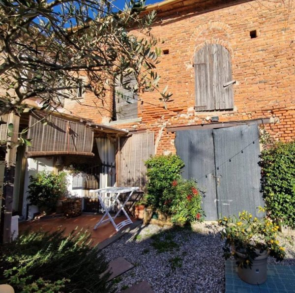 casa indipendente in vendita a Pistoia in zona Bottegone