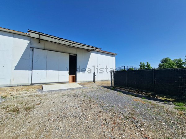 locale di sgombero in vendita a Pistoia in zona Bottegone