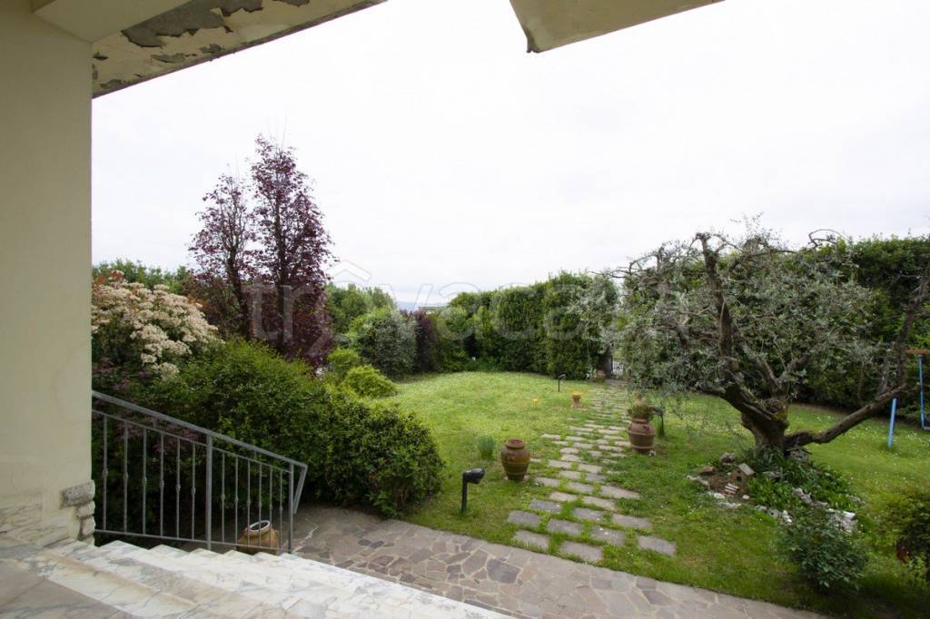 casa indipendente in vendita a Pistoia in zona Bottegone