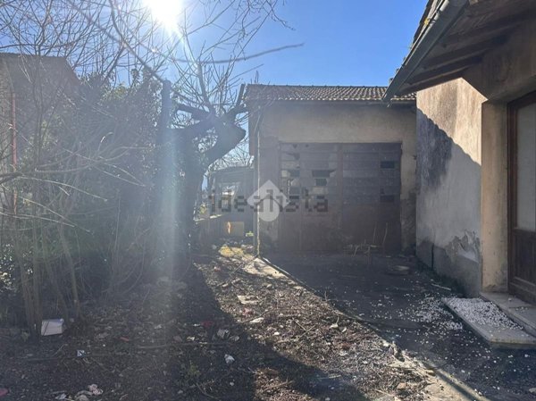 locale di sgombero in vendita a Pistoia in zona Bottegone