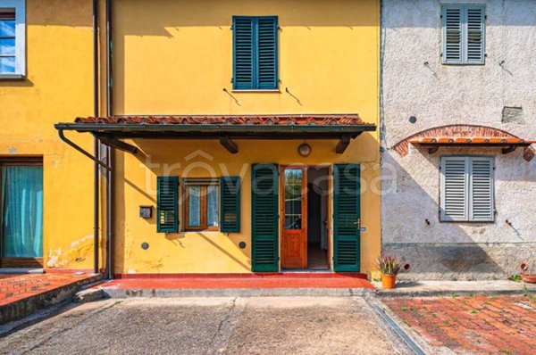 casa indipendente in vendita a Pistoia in zona Bottegone