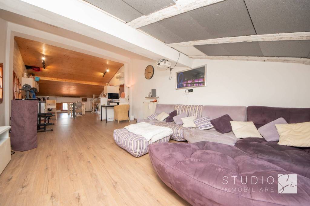 casa indipendente in vendita a Pistoia in zona Stadio