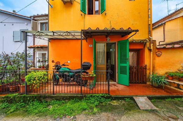 casa indipendente in vendita a Pistoia in zona Spazzavento