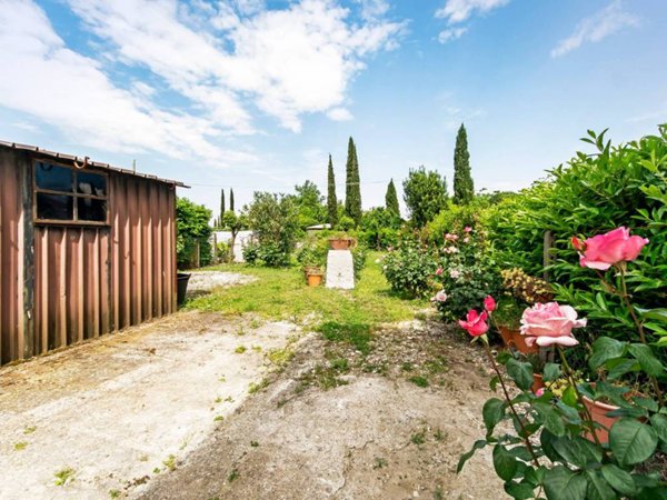 casa indipendente in vendita a Pistoia in zona Bottegone