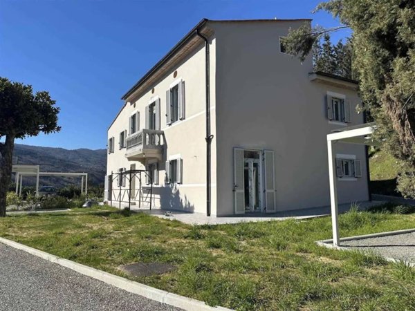 casa indipendente in vendita a Pistoia in zona Centro Città