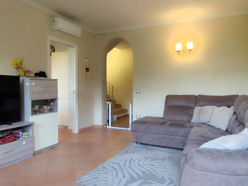 casa indipendente in vendita a Pistoia in zona Arcigliano