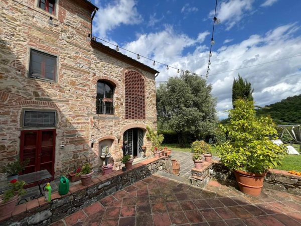 casa indipendente in vendita a Pistoia in zona Spazzavento