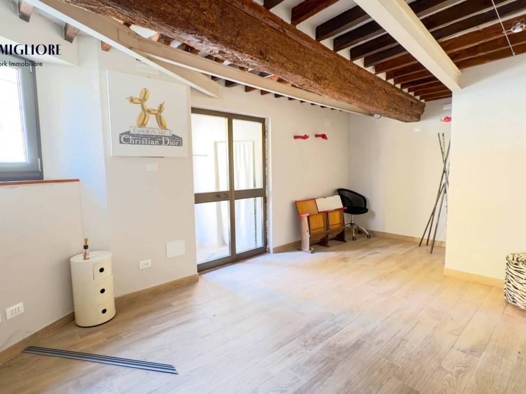 locale commerciale in vendita a Pistoia in zona Centro Città