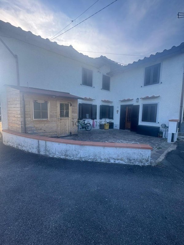 casa indipendente in vendita a Pistoia in zona Valdibure
