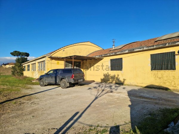capannone in vendita a Pistoia in zona Bottegone