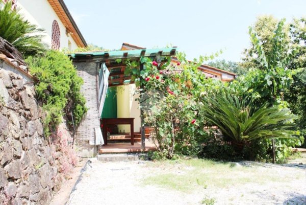 casa indipendente in vendita a Pistoia in zona Campiglio