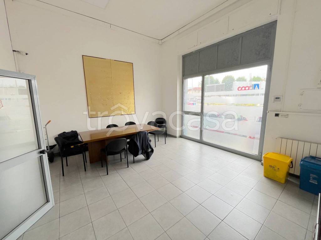 negozio in vendita a Pistoia in zona Centro Città