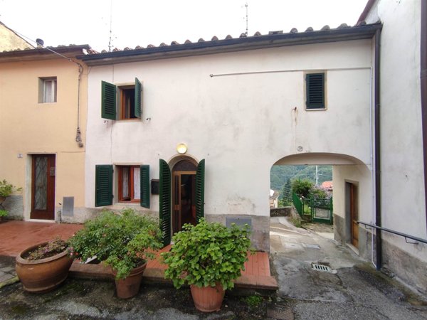 casa indipendente in vendita a Pistoia in zona Le Grazie