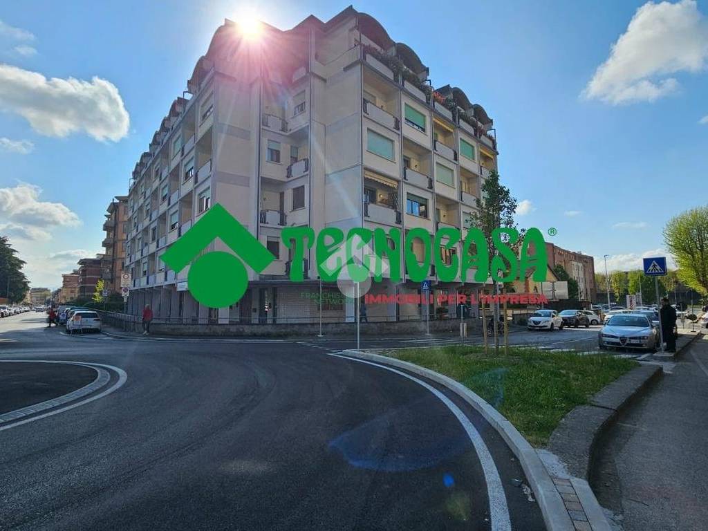 ufficio in vendita a Pistoia in zona Stadio