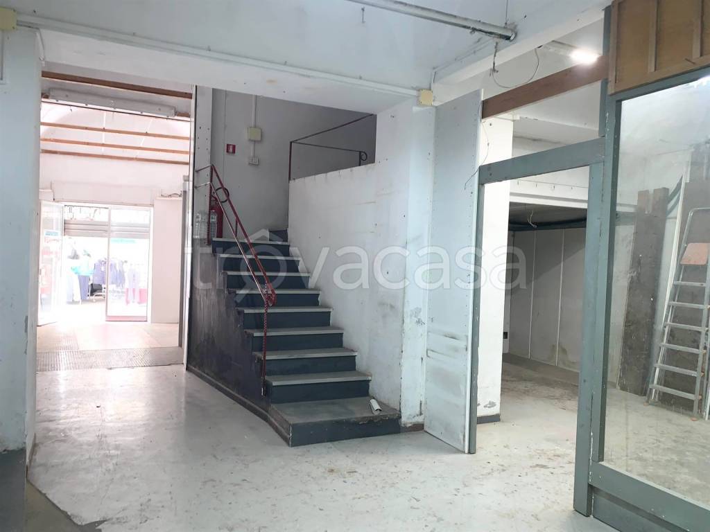 negozio in vendita a Pistoia in zona Centro Città