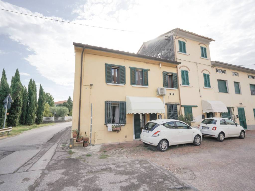 casa indipendente in vendita a Pistoia in zona Bottegone