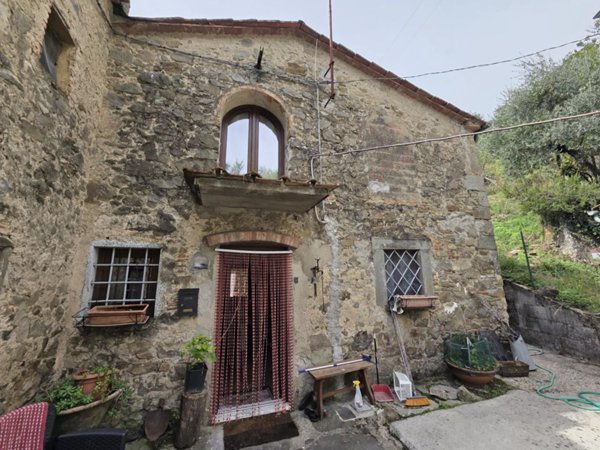 casa indipendente in vendita a Pistoia in zona Campiglio