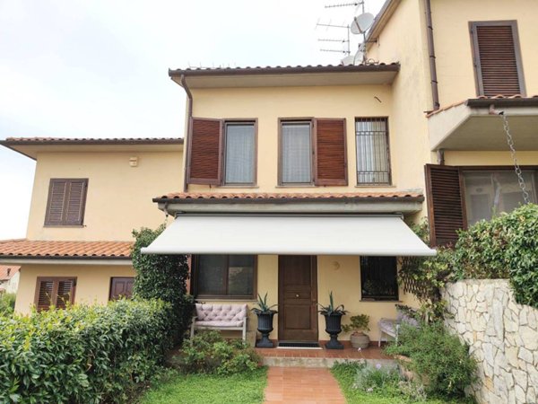 casa indipendente in vendita a Pistoia in zona Baggio