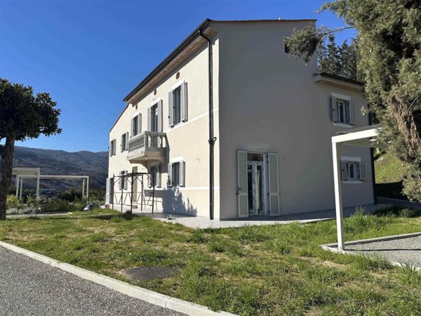 casa indipendente in vendita a Pistoia in zona Spazzavento