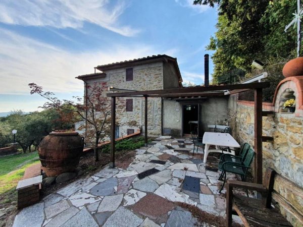 casa indipendente in vendita a Pistoia in zona Baggio