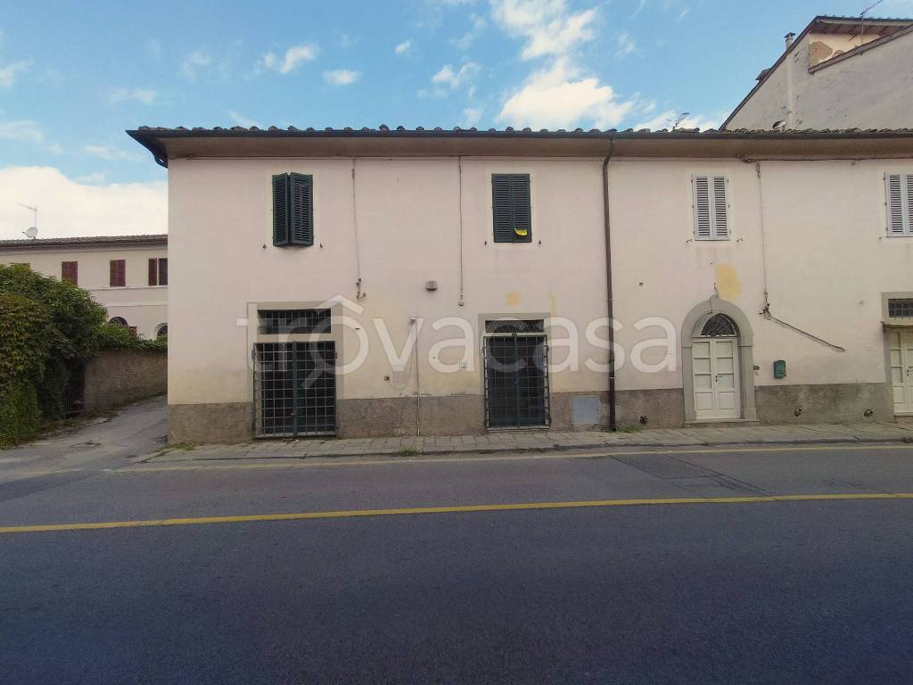 negozio in vendita a Pistoia in zona Centro Città