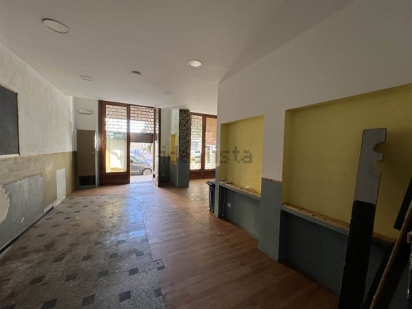 negozio in vendita a Pistoia in zona Centro Città
