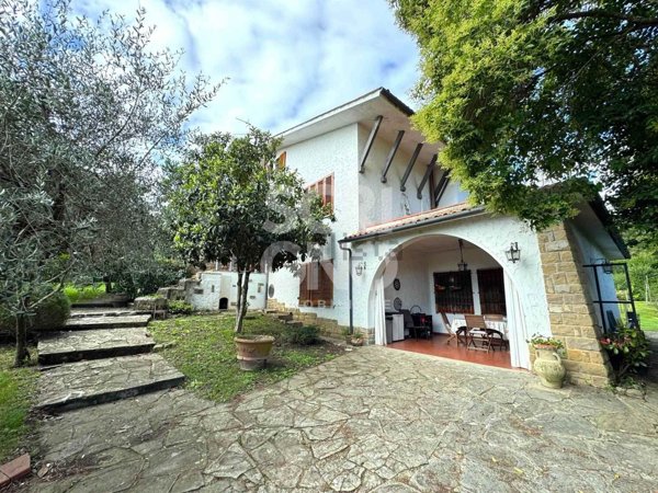 casa indipendente in vendita a Pistoia in zona Pontelungo