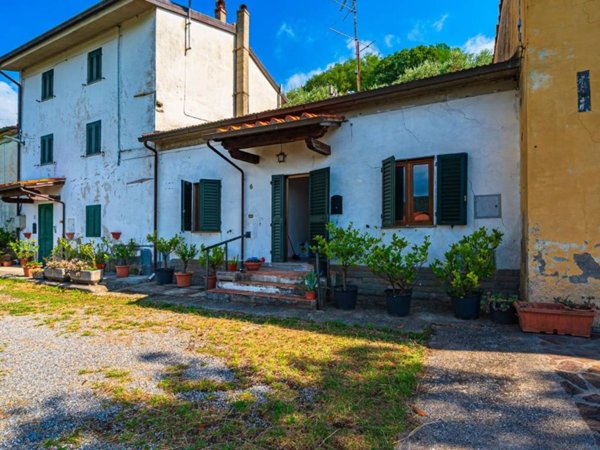 casa indipendente in vendita a Pistoia in zona Le Grazie
