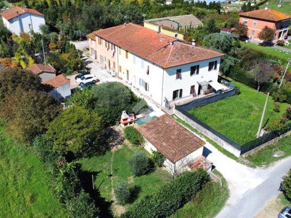 casa indipendente in vendita a Pistoia in zona Bottegone