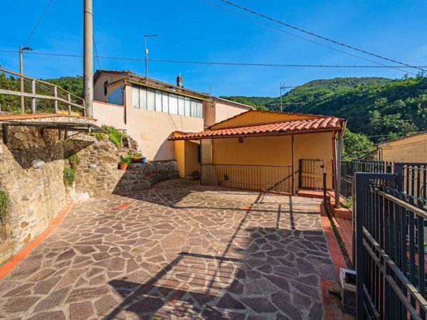casa indipendente in vendita a Pistoia in zona Santomoro