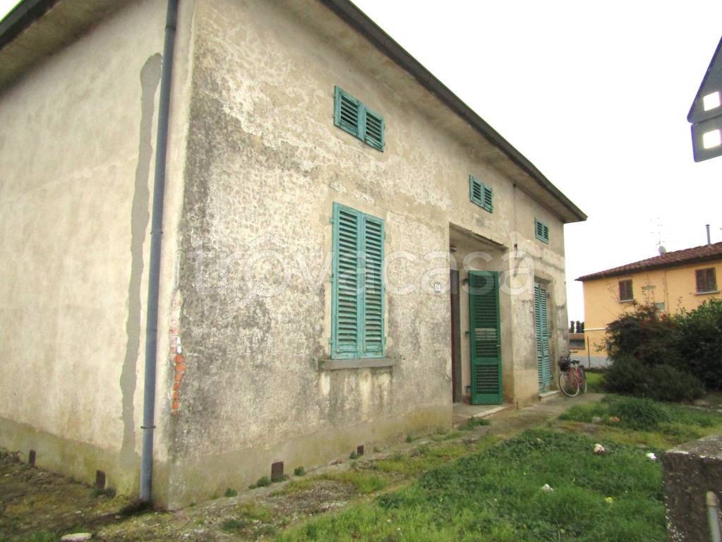 casa indipendente in vendita a Pistoia in zona Bottegone